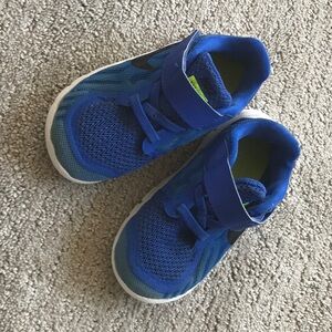Toddler blue Nike free 5.0 sneakers